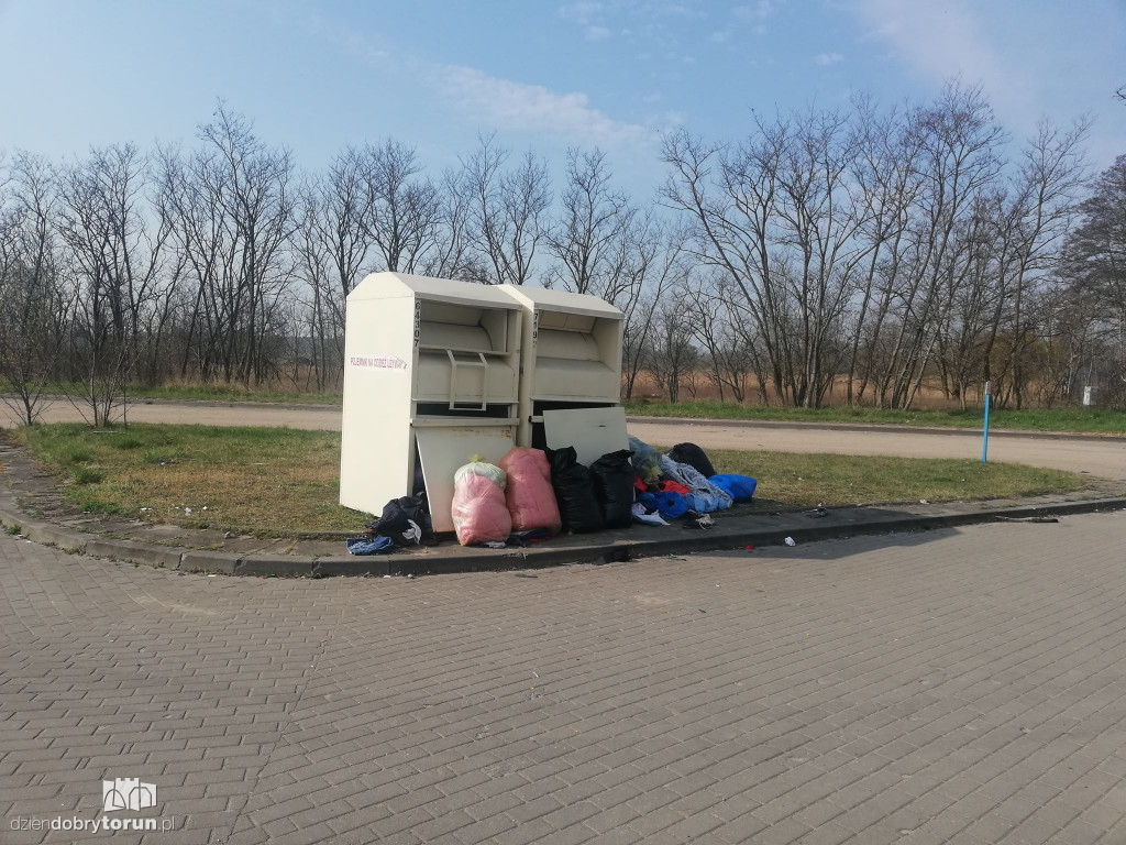 Syf przy pojemnikach na odzież w Kaszczorku