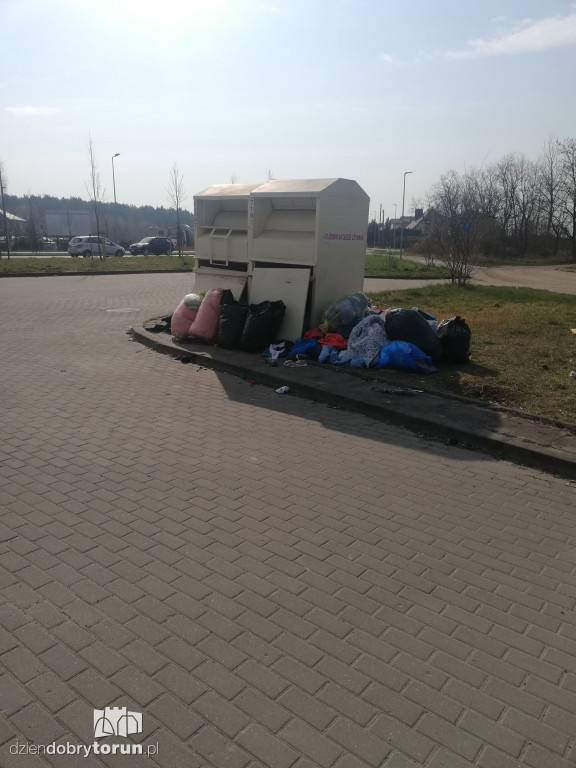 Syf przy pojemnikach na odzież w Kaszczorku