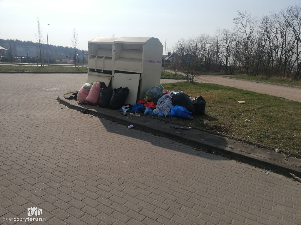 Syf przy pojemnikach na odzież w Kaszczorku