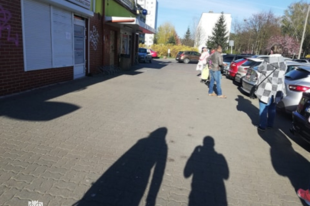 Kolejki przed sklepami w Toruniu