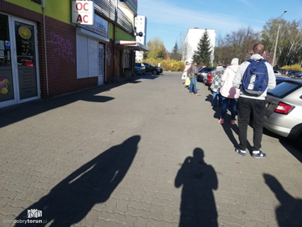 Kolejki przed sklepami w Toruniu