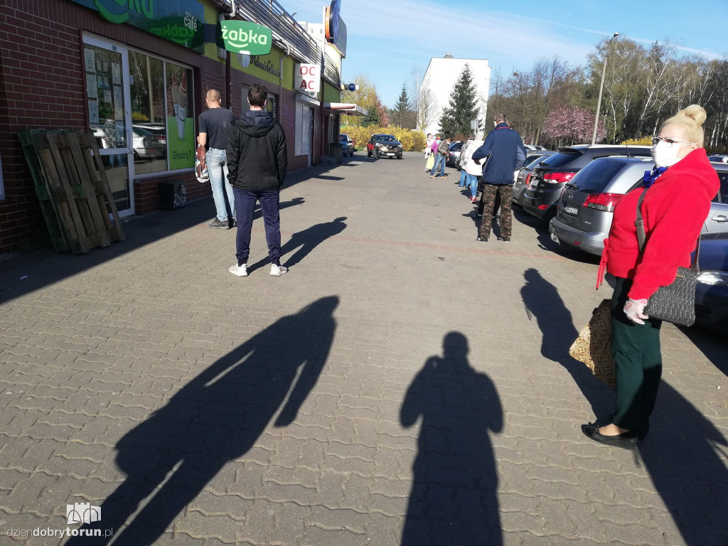Kolejki przed sklepami w Toruniu