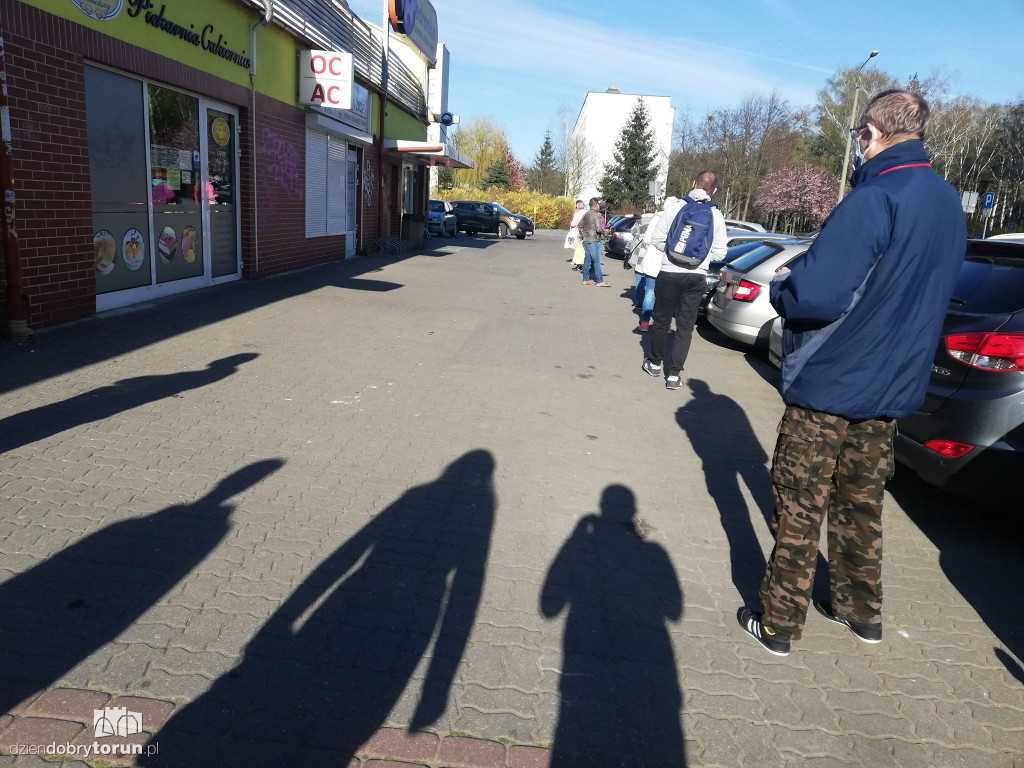 Kolejki przed sklepami w Toruniu