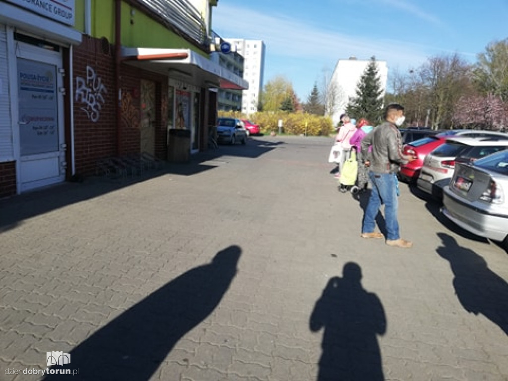 Kolejki przed sklepami w Toruniu