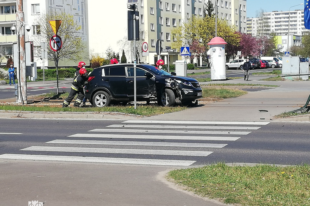 Kolizja dwóch aut na Skarpie