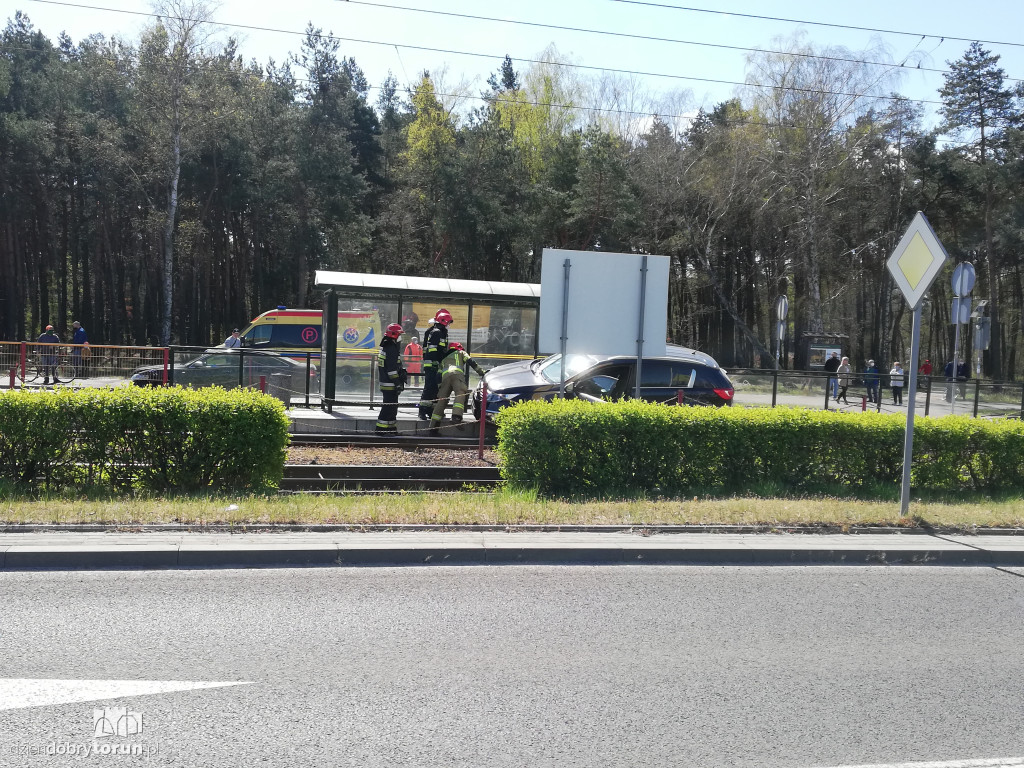 Kolizja dwóch aut na Skarpie