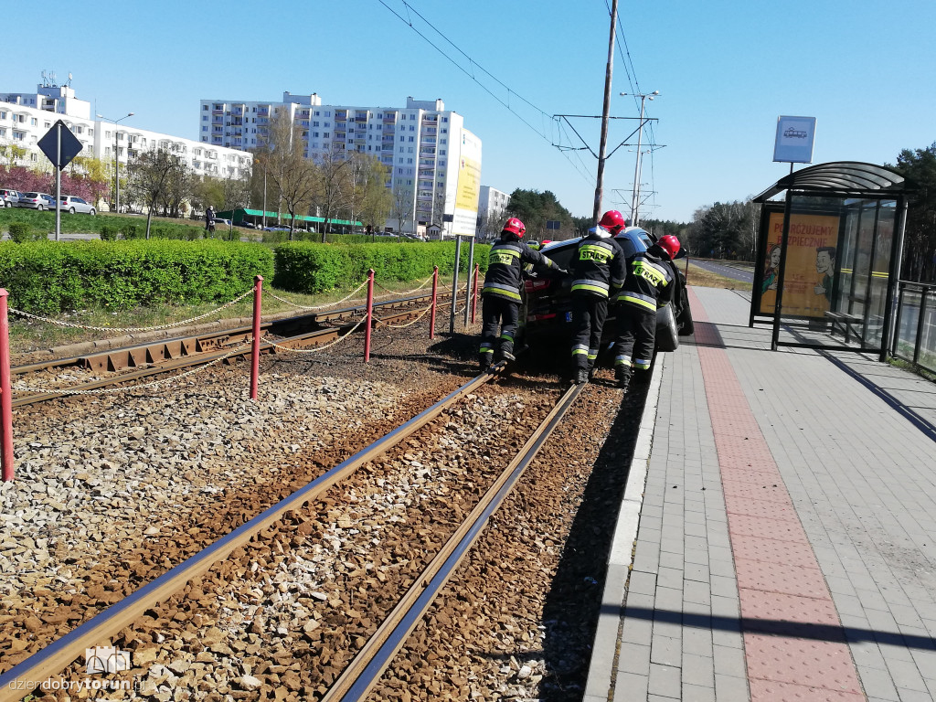 Kolizja dwóch aut na Skarpie