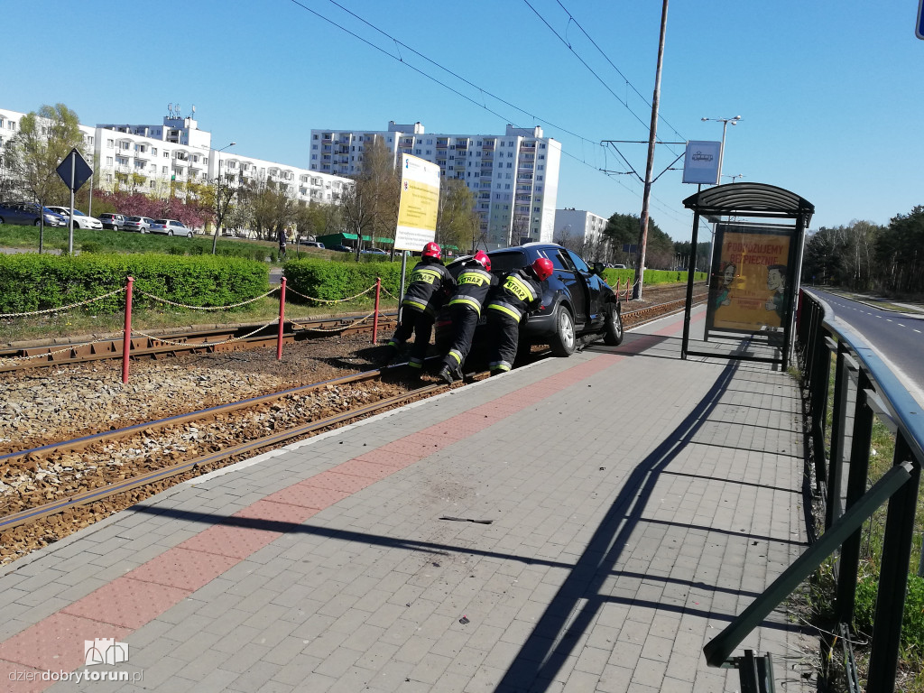 Kolizja dwóch aut na Skarpie
