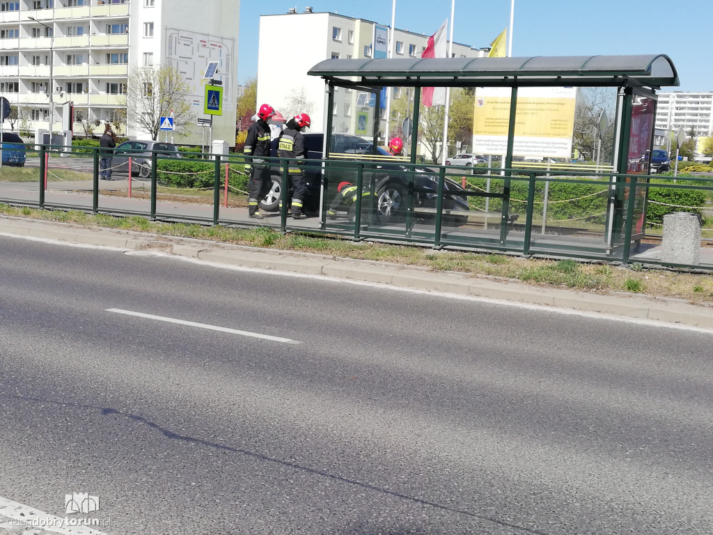 Kolizja dwóch aut na Skarpie