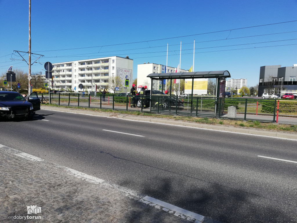 Kolizja dwóch aut na Skarpie