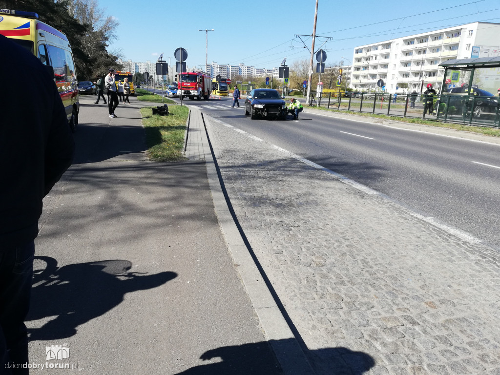 Kolizja dwóch aut na Skarpie