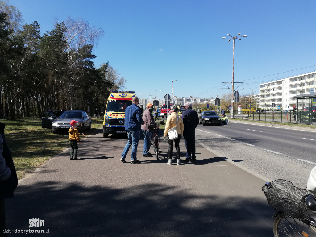 Kolizja dwóch aut na Skarpie