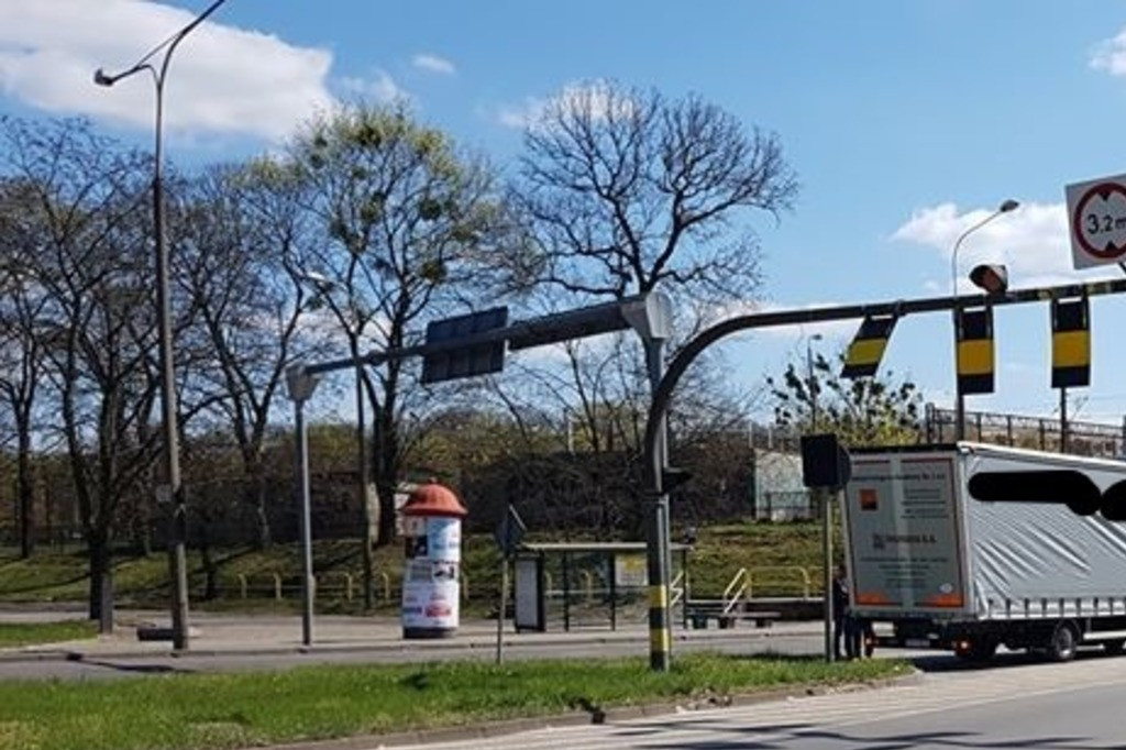 Toruń: ciężarówka utknęła pod wiaduktem