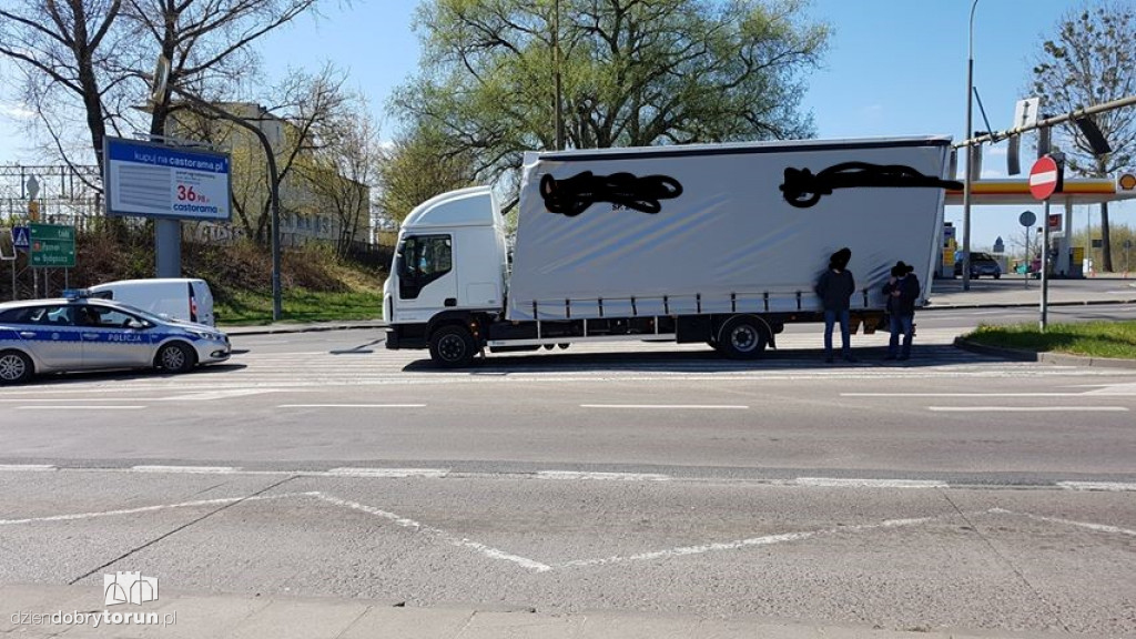 Toruń: ciężarówka utknęła pod wiaduktem