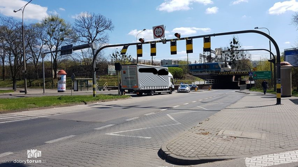 Toruń: ciężarówka utknęła pod wiaduktem