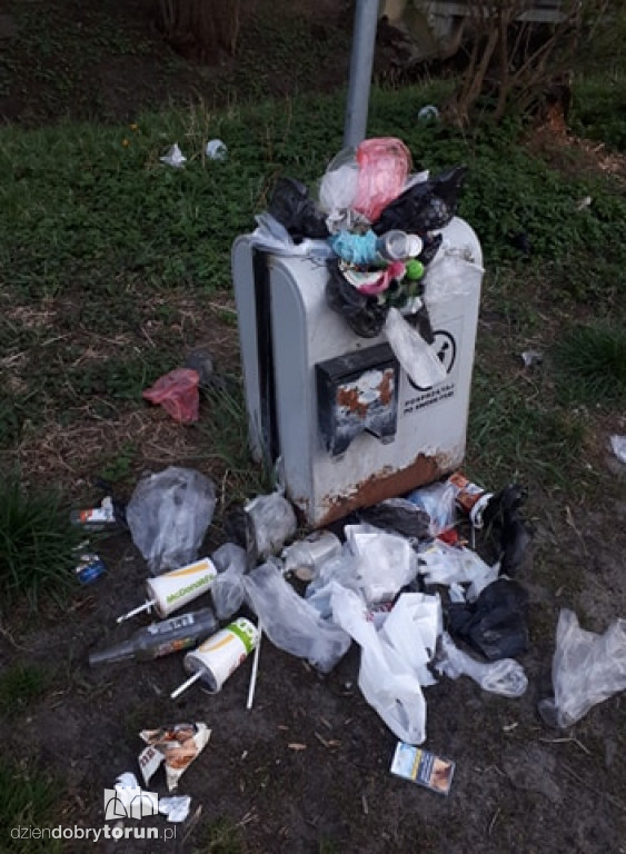 Śmieci zalegające w różnych częściach miasta