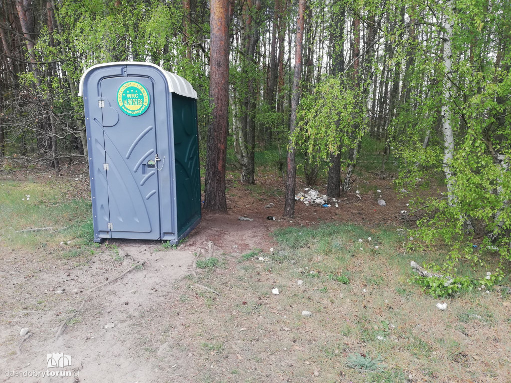 Otoczenie wokół toalety MZK na Skarpie