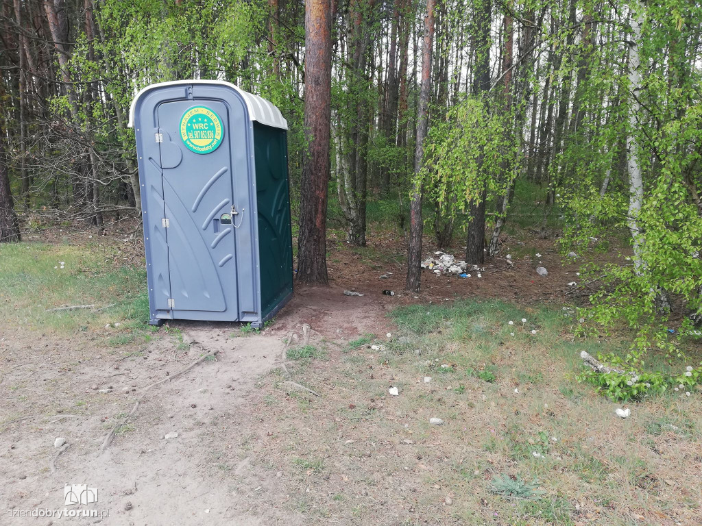 Otoczenie wokół toalety MZK na Skarpie