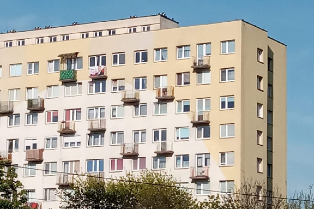 Torunianie wspierają A. Dudę na... balkonach