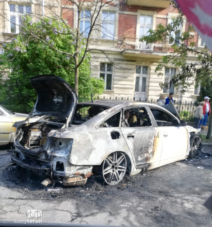 Pożar samochodu przy ul. Bydgoskiej 82
