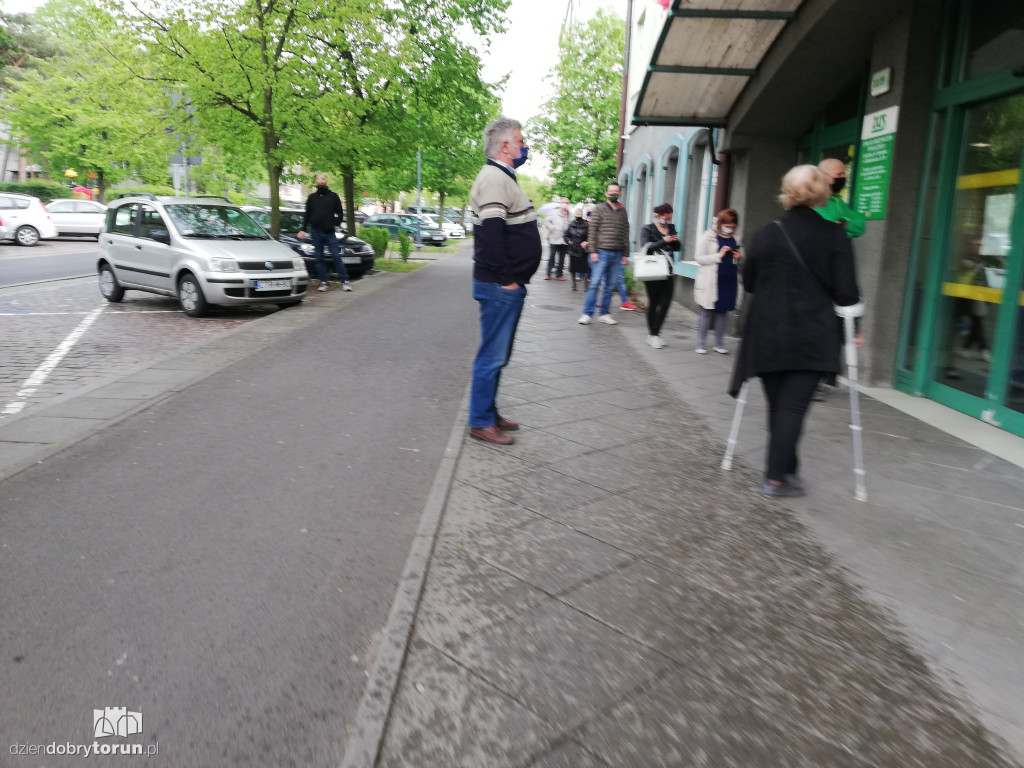 Kolejka przed wejściem do ZUS-u