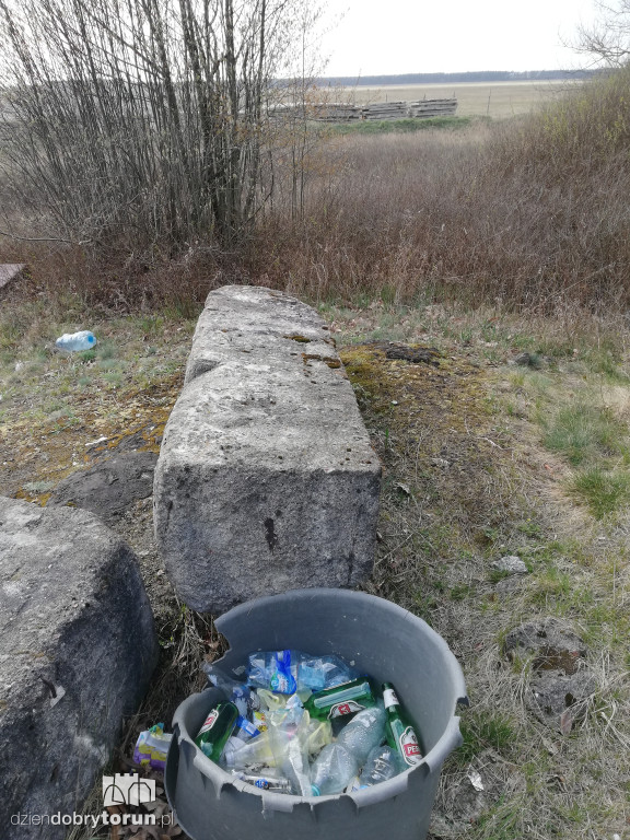 Zaśmiecone tereny przy ul. Bielańskiej i strudze