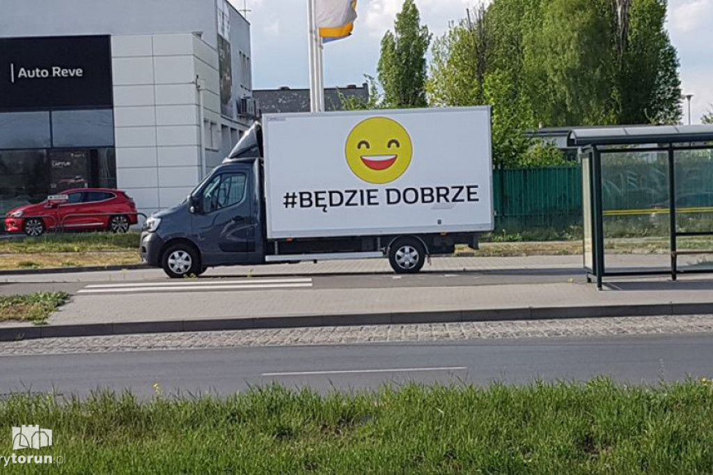 Wesoły samochód przed jednym z salonów