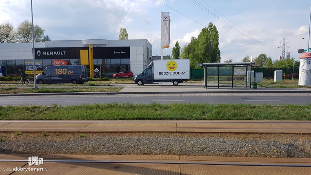 Wesoły samochód przed jednym z salonów