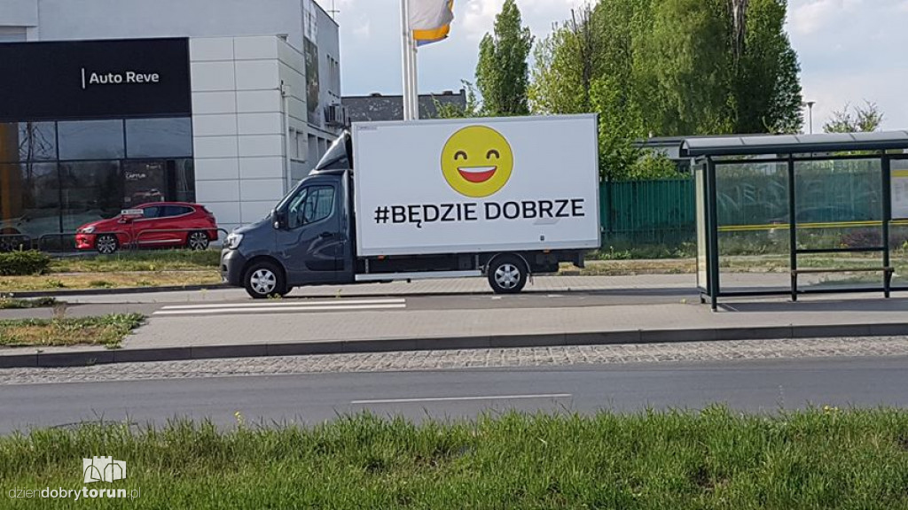 Wesoły samochód przed jednym z salonów