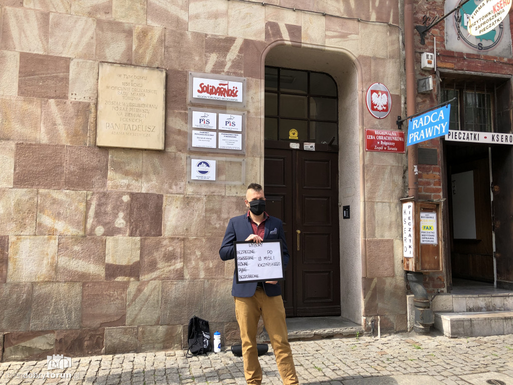 Happening przed siedzibą PiS w Toruniu