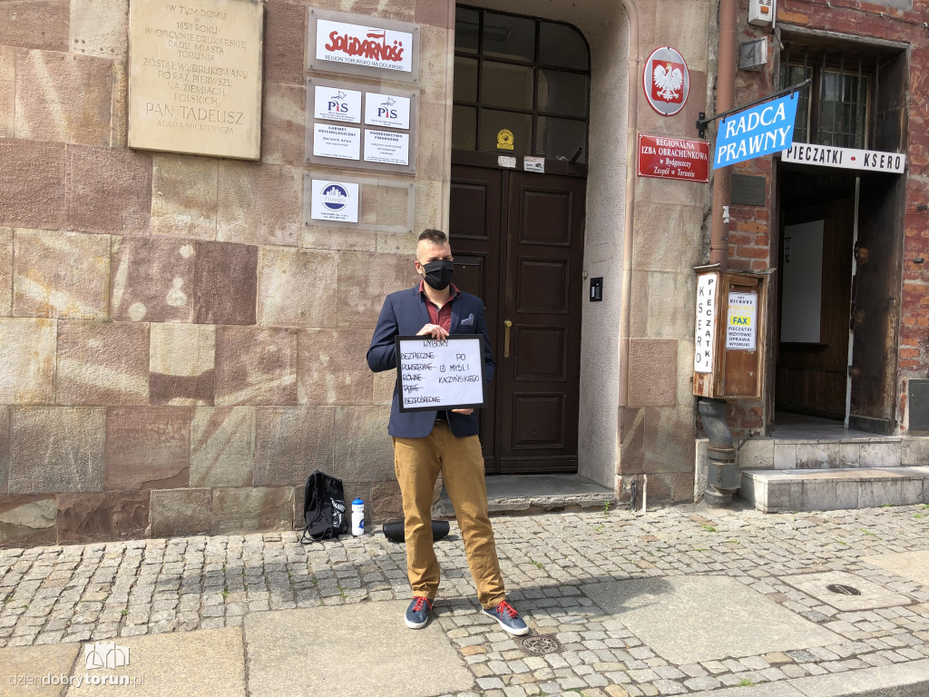 Happening przed siedzibą PiS w Toruniu