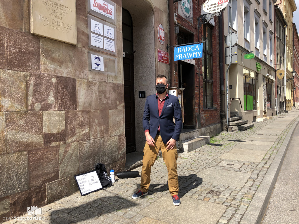 Happening przed siedzibą PiS w Toruniu