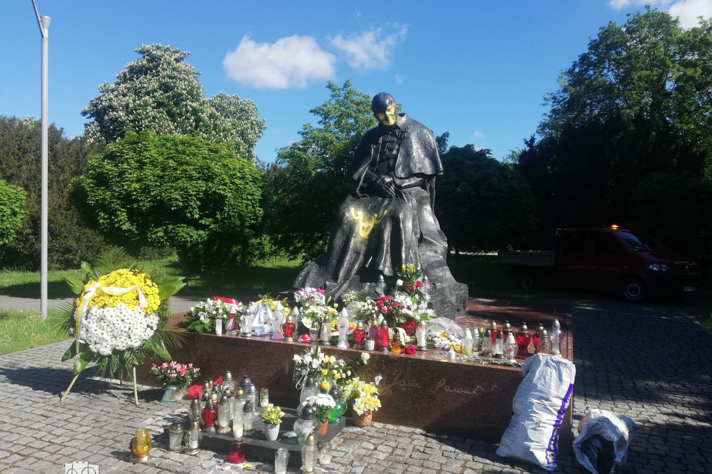 Wandale zniszczyli pomnik papieża