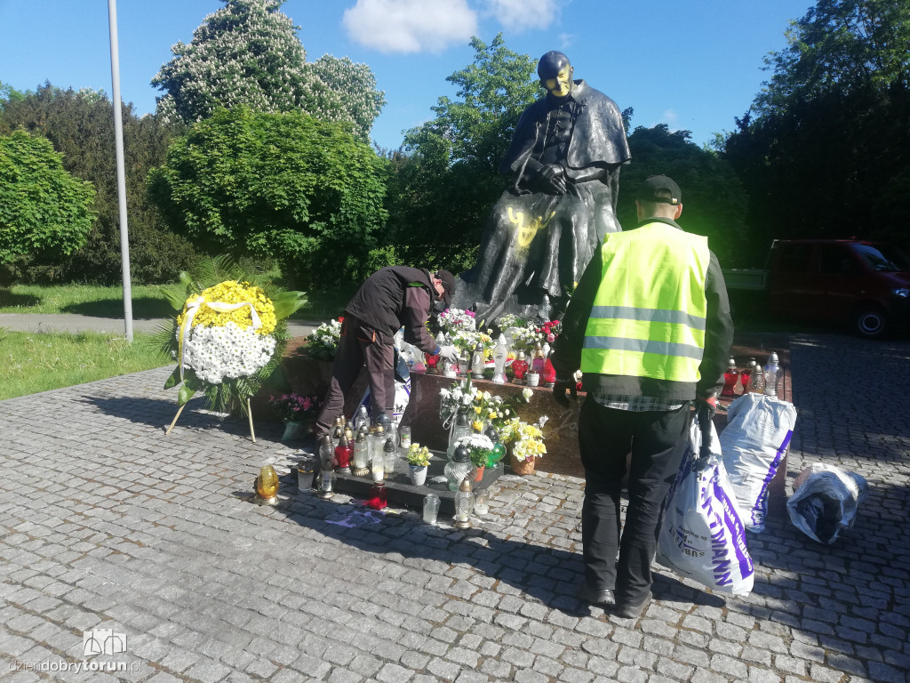 Wandale zniszczyli pomnik papieża