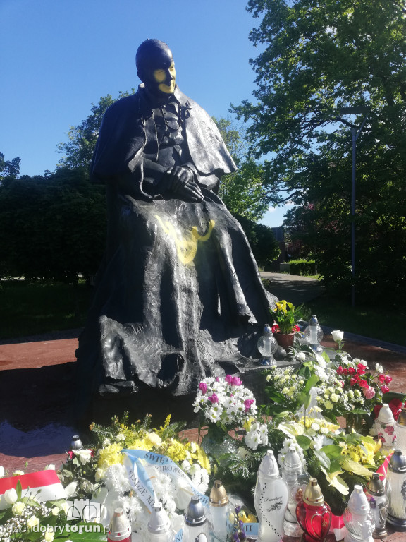 Wandale zniszczyli pomnik papieża