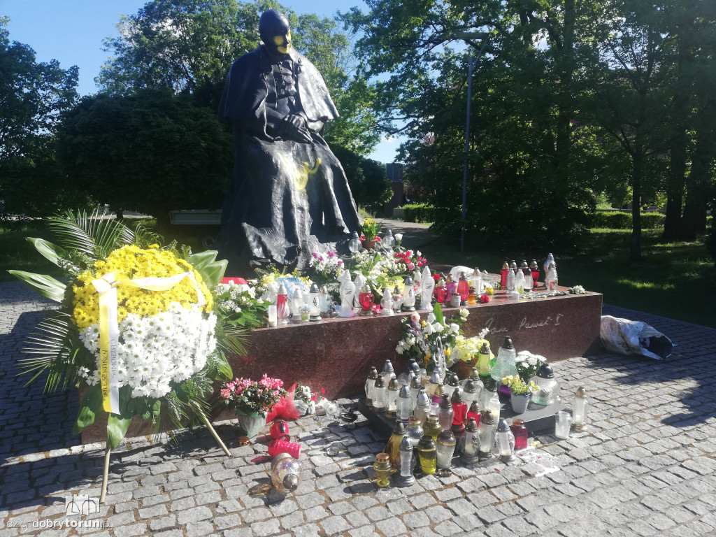 Wandale zniszczyli pomnik papieża