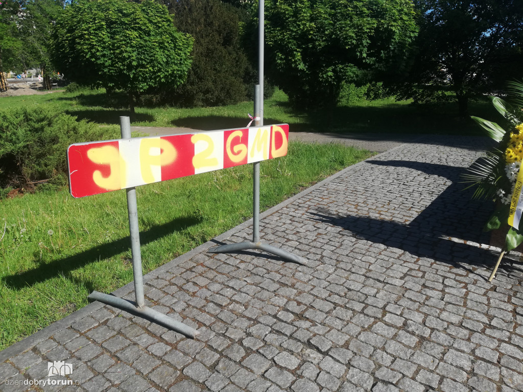 Wandale zniszczyli pomnik papieża