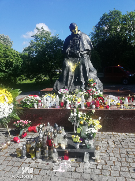 Wandale zniszczyli pomnik papieża