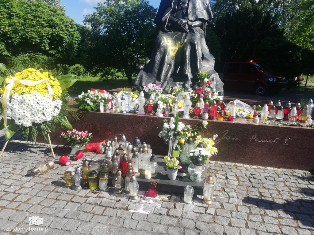 Wandale zniszczyli pomnik papieża