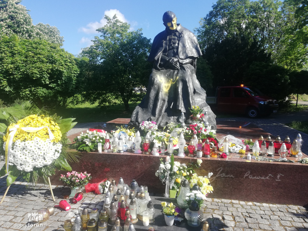 Wandale zniszczyli pomnik papieża