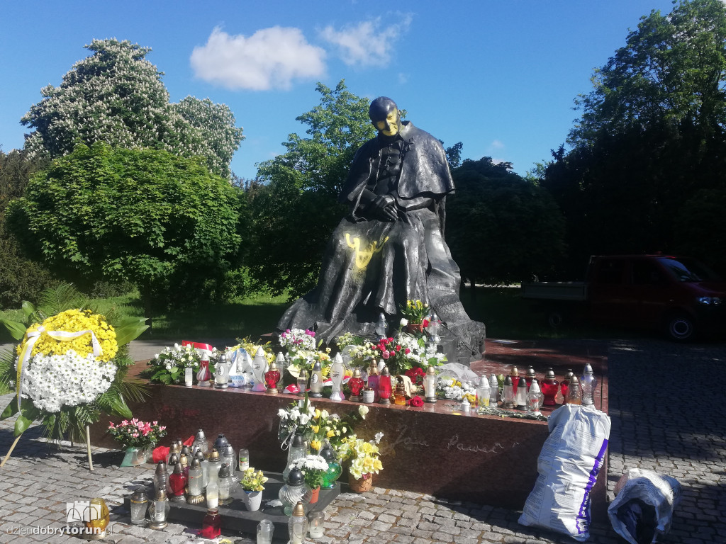 Wandale zniszczyli pomnik papieża
