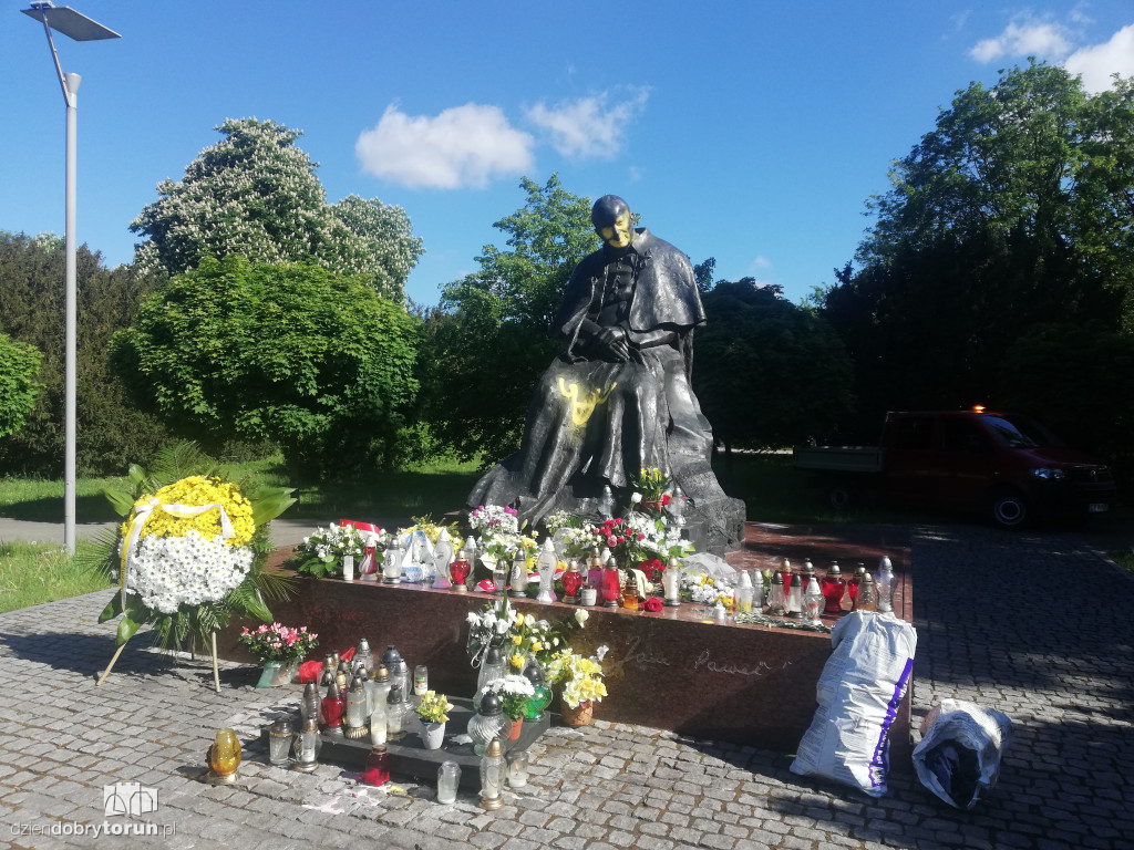 Wandale zniszczyli pomnik papieża