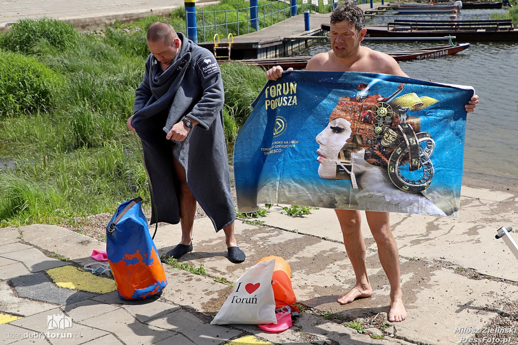 Płyną wpław przez Wisłę, dotarli do Torunia