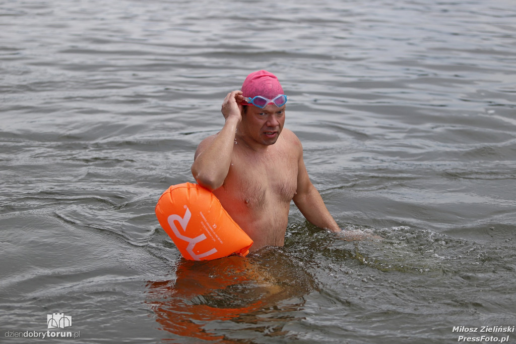 Płyną wpław przez Wisłę, dotarli do Torunia