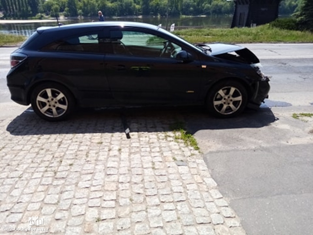 Kolizja dwóch aut w centrum Torunia