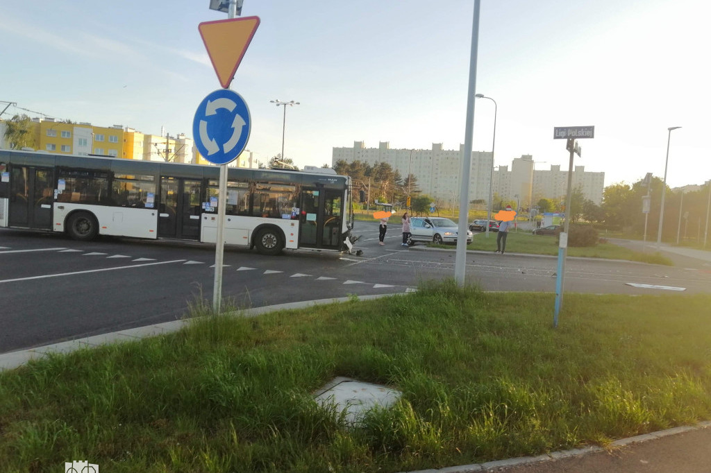 Kolizja autobusu z osobówką na Skarpie