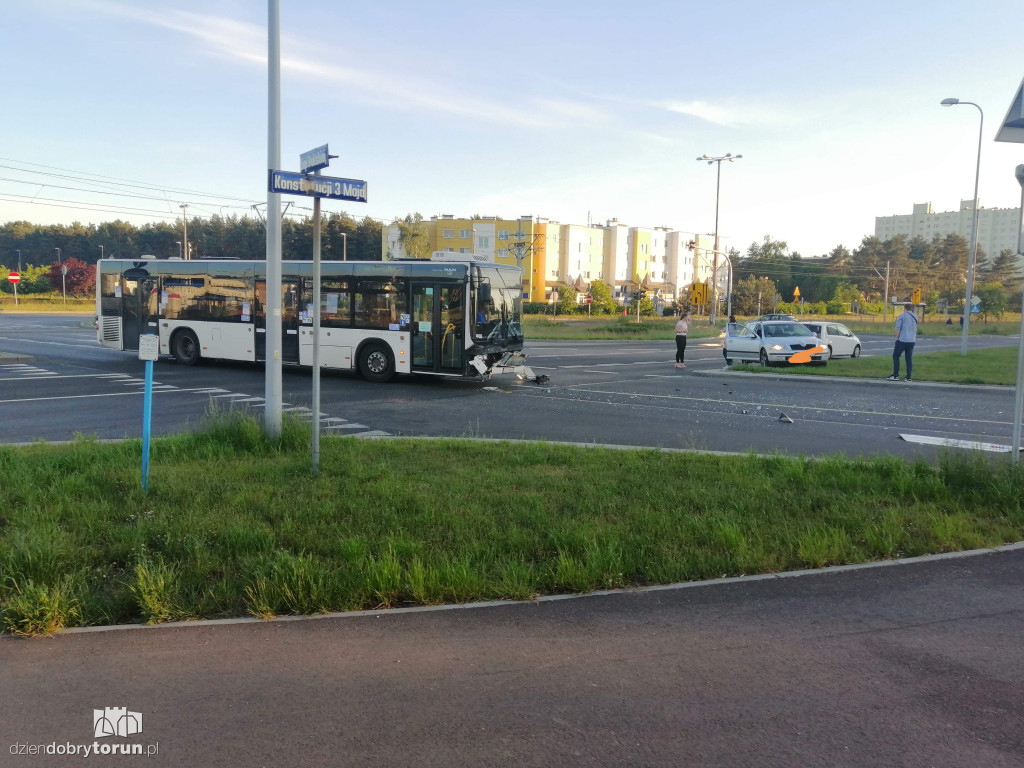 Kolizja autobusu z osobówką na Skarpie