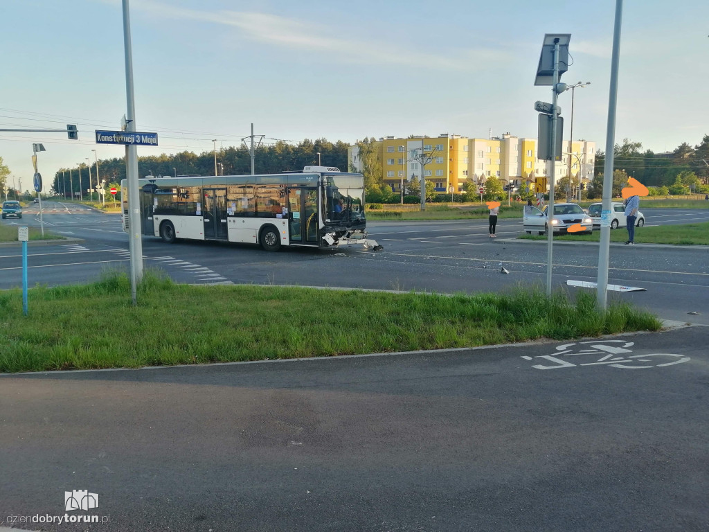 Kolizja autobusu z osobówką na Skarpie