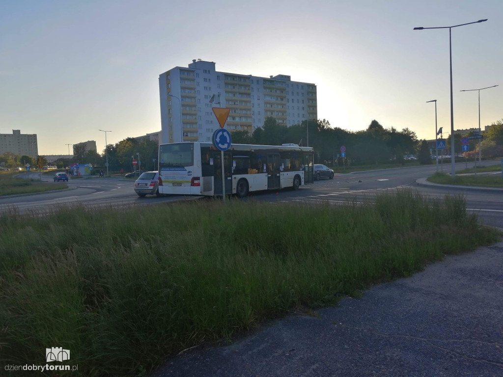 Kolizja autobusu z osobówką na Skarpie