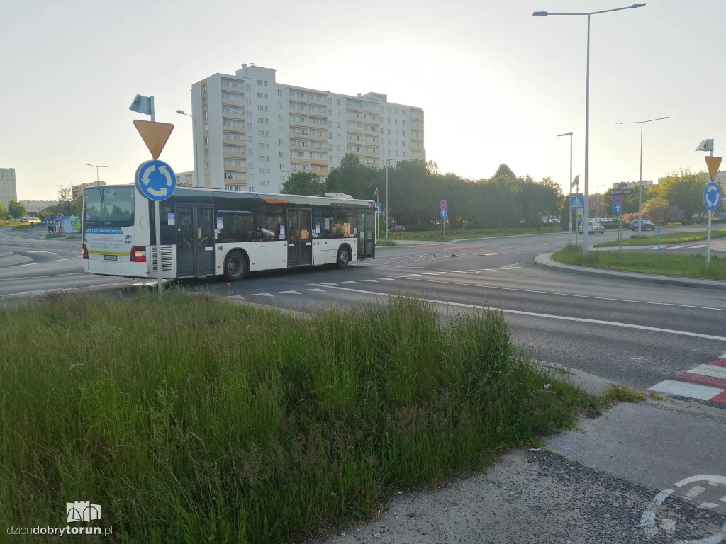 Kolizja autobusu z osobówką na Skarpie